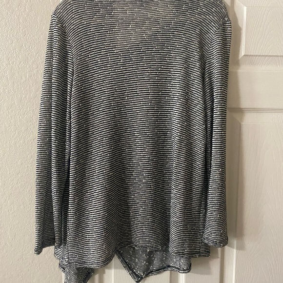 Black and white striped cardigan with side button closure - Picture 2 of 3